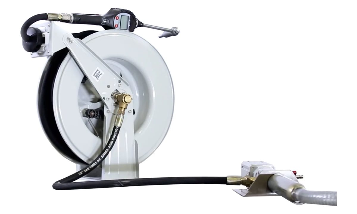  KraftWell KRW1742S Комплект для раздачи масла из бочек, настенный, с катушкой (1)